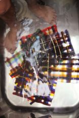 <p>Videostill aus: DAS INSTITUT & UNITED BROTHERS, <em>Cube Shatter Origami Dissolve Droplet</em>, 2012,<br>mit Glasarbeiten von with glass works by Kerstin Brätsch in Fukushima</p>