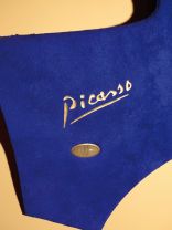 <p>Bertrand Lavier, <em>Picasso Outremer</em>, 2009<br>Farblack auf Kotflügel, 90 × 135 × 14 cm</p>