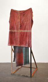 <p>Liam Everett<br><em>A report on the feasibility of establishing a language for the sake of which</em>, 2012<br>Tinte, Acryl, Meersalz, Holz auf Wolle und Leinen mit keramischen Dübeln<br>243,84 × 71,12 × 58,42 cm<br>Foto: Jay Jones</p>