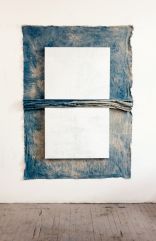 <p>N. Dash, <em>Untitled</em>, 2012<br>Indigo, Jute, Leinen, Gips und Holzaufbau, 182,9 × 127 cm<br><br></p>