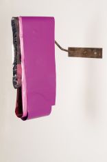 <p>Kelly Jazvac, <em>Purple</em>, 2012<br>Abgezogene Vinylklebefolie, Stahl, 25,4 × 45,7 × 45,7 cm<br><br></p>